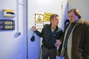 Ihre Ermittlungen führen Hartl (Michael A. Grimm, r.) und Mohr (Max Müller, l.) in das Kühlhaus, wo die Leiche entdeckt wurde.