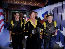 Sein Restaurant in Philadelphia l&auml;uft schlecht, weshalb es den Witwer notgedrungen wieder in den Ring zieht. In einem virtuellen Vergleich gelingt es Rocky (Sylvester Stallone, M.), den amtierenden Champ Mason Dixon zu besiegen. Der bietet ihm daraufhin einen echten Kampf an. Sein Schwager Paulie (Burt Young, r.) und sein Sohn (Milo Ventimiglia, l.) trainieren ihn.