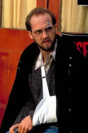 Chase Matthews (Anthony Edwards) konnte von Jeff aus dem brennenden Haus gerettet werden.. Friedhof der Kuscheltiere II