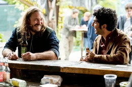 Faraz (Reza Brojerdi, re.) feiert mit Max (Denis Schmidt).