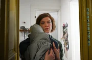Bei der Adresse des Toten treffen die Ermittler auf die junge Mutter Denise Bonnefoy (Magdalena Wiedenhofer). Bei der Adresse des Toten treffen die Ermittler auf die junge Mutter Denise Bonnefoy (Magdalena Wiedenhofer).