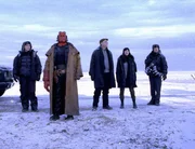 Selma Blair als Liz Sherman,  Ron Perlman als Hellboy (vorne)