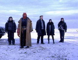 Selma Blair als Liz Sherman,  Ron Perlman als Hellboy (vorne)