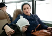 Marie (Christine Neubauer) f&auml;hrt mit ihrem verhaltensauff&auml;lligen Sohn Felix (Eric und Marc Hermann, im Bild Marc) in die Stadt zu einem Spezialisten.