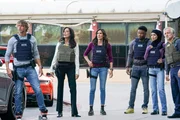 L-R: Eric Christian Olsen als LAPD Liaison Marty Deeks, Alicia Coppola als FBI Senior Special Agent Lisa Rand, Daniela Ruah als Special Agent Kensi Blye, Caleb Castille als Special Agent Devin Rountree und Medalion Rahimi als Special Agent Fatima Namazi