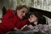 Kurz vor ihrem 21. Geburtstag fühlt Rory (Alexis Bledel, r.) sich hundeelend; in der Nacht quälen sie Träume, in denen Madeleine Albright (l.) den Platz ihrer Mutter einnimmt ...