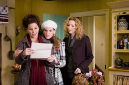 Gerry hat vor seinem Tod f&uuml;r Holly (Hilary Swank, Mi.) und ihre Freundinnen Sharon (Gina Gershon, li.) und Denise (Lisa Kudrow) eine Reise nach Irland organisiert und hat dort kleine Brief&uuml;berraschungen f&uuml;r die Drei vorbereitet.