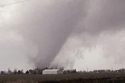 Ein Tornado n&auml;hert sich der Stadt.