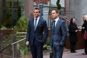 Harvey (Gabriel Macht, l.) r&auml;t Mike (Patrick J. Adams) zur Besonnenheit. Mike m&ouml;chte Gerechtigkeit f&uuml;r seine Klientin, deren Familie durch ein Zugungl&uuml;ck starb. Eine Klage gegen TriRail k&ouml;nnte die Kanzlei aber in eine schwierige Lage bringen.
