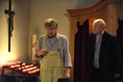 Xaver will zu den Schutzheiligen beten. Von links: Xaver (Michael Schreiner) und Pfarrer Kurz (Hans Stadlbauer). Xaver will zu den Schutzheiligen beten. Von links: Xaver (Michael Schreiner) und Pfarrer Kurz (Hans Stadlbauer).