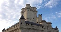 Schloss Vincennes am Stadtrand von Paris geh&ouml;rt zu den imposantesten Burganlangen Frankreichs. Sein Donjon ist mit 50 Metern einer der h&ouml;chsten ganz Europas.