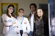 Im Krankenhaus erfahren Semir (Erdogan Atalay, r.) und Ben (Tom Beck) von Dr. Graf (Aline Hochscheid, 2.v.l.), dass der festgenommene Schwerverbrecher Larsen sich als Spender f&uuml;r die Tochter von Julia Umbach (Sophie Wepper) eignen w&uuml;rde.