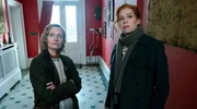 Elenore Walters (Barbara Sotelsek, li.) zeigt Kate (Henny Reents) die Stelle, wo ihre Mutter ums Leben kam.