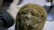 Die erste vergoldete Silbermaske, die seit fast 100 Jahren in Ägypten entdeckt wurde. Die feine Handwerkskunst weist eine seltene Technik auf, bei der feine Silberarbeiten mit einer Goldschicht überzogen werden. Nur drei dieser Masken wurden jemals in nicht königlichen Gräbern gefunden. (National Geographic/Piers Leigh) Die erste vergoldete Silbermaske, die seit fast 100 Jahren in Ägypten entdeckt wurde. Die feine Handwerkskunst weist eine seltene Technik auf, bei der feine Silberarbeiten mit einer Goldschicht überzogen werden. Nur drei dieser Masken wurden jemals in nicht königlichen Gräbern gefunden. (National Geographic/Piers Leigh)