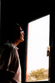 Ein Mann schaut aus dem Fenster Ein Mann schaut aus dem Fenster