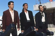 Die Mariachis (Albert Michel Jr. l., Antonio Banderas M. und Carlos Gallardo, r.) locken Buchos M&auml;nner in einen Hinterhalt, indem sie sich ihnen in den Weg stellen.