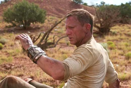 Der Wilde Westen im Jahr 1873. Ein Mann ohne Namen und Ged&auml;chtnis und mit einem gro&szlig;en Metallarmband versehen (Daniel Craig) taucht in dem kleinen St&auml;dtchen Absolution auf - und mit ihm eine angriffslustige Meute invasionsfreudiger Aliens ...