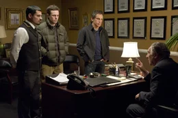 L - R: Michael Pe&ntilde;a als Enrique Dev'Reaux, Casey Affleck als Charlie, Ben Stiller als Josh Kovaks, Judd Hirsch als Mr. Simon