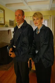 Eine heiße Spur: Ein nicht geklärter Mord aus dem Jahre 1991 beschäftigt Det. Lilly Rush (Kathryn Morris, r.) und Lt. John Stillman (John Finn, l.).