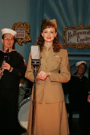 Die von Rory (Alexis Bledel) organisierte Spendengala f&uuml;r den Frauenverein kommt bestens bei den G&auml;sten an. Doch dann kommt es zwischen ihrem Gro&szlig;vater und Mitchom Huntzberger zum Eklat ...