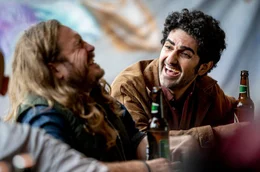 Faraz (Reza Brojerdi, re.) feiert mit Max (Denis Schmidt).