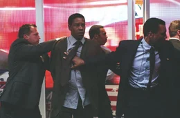 W&auml;hrend seine Vorgesetzten an seiner Zurechnungsf&auml;higkeit zweifeln und das Sicherheitsnetz um Shaw immer engmaschiger wird, bleibt Marco (Denzel Washington, 2.v.l.) nur noch wenig Zeit, die schreckliche Wahrheit aufzudecken ...