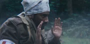 Der Sanitäter Siddiq Ahmed (gespielt von Rishi Rian) wird von den Deutschen in einer historischen Szene des Zweiten Weltkriegs für "Erased" gefangen genommen: WW2's Heroes of Color". Der Sanitäter Siddiq Ahmed war Mitglied der Force K6, einem indischen Regiment von Maultiertreibern im Zweiten Weltkrieg. Inmitten des Chaos von Dünkirchen und der vorrückenden deutschen Armee kämpft ein wenig bekanntes indisches Regiment für Sieg und Unabhängigkeit. (National Geographic)