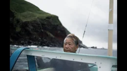 Die Bewohner der japanischen Insel Aogashima, die mitten in einem Hotspot f&uuml;r Monsterwellen liegt, k&ouml;nnen wie der Fischer Seiichi Hiroe von Erfahrungen mit den gef&auml;hrlichen Riesenwellen berichten.