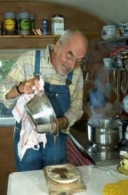 Die Form des Schokoladen-Gottes Moctezuma gießt Peter mit flüssiger Schokolade aus.