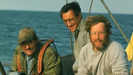 Nachdem beinahe Brody's Sohn vom Hai get&ouml;tet wurde, macht sich der Polizeichef (Roy Scheider, M.) gemeinsam mit dem Seeb&auml;ren Quint (Robert Shaw, l.) dem Hai-Experten Hooper (Richard Dreyfuss, r.) auf, den Hai auf eigene Faust zu jagen.