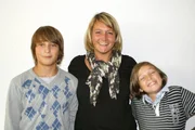 Claudia (40) und ihre beiden Kinder Felix und Florian freuen sich auf den Einsatz des Zuhause im Glück-Teams. Claudia (40) und ihre beiden Kinder Felix und Florian freuen sich auf den Einsatz des Zuhause im Glück-Teams.