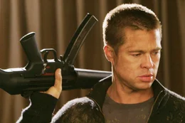 John Smith (Brad Pitt) kann nicht glauben, wer sich hinter einer Auftragskillerin verbirgt, die auf ihn angesetzt wurde.