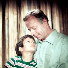 Teddy Lemke (Heinz R&uuml;hmann) und der kleine Ulli (Oliver Grimm) sind ein Herz und eine Seele. Ulli h&auml;lt Lemke f&uuml;r seinen Vater, in Wiklichkeit ist er jedoch ein Pflegekind, dessen Mutter in Amerika lebt.