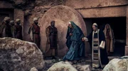 Josef von Arimathaea (Kevin Doyle) fuehrt Mutter Maria (Greta Scacchi) aus dem Grab. Maria Magdalena (Chipo Chung) folgt ihnen.