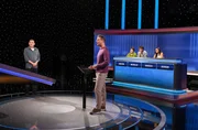 Moderator Alexander Bommes (M.) mit den Kandidat:innen Juergen Motzel (l.), Kerstin Wachs (3.v.r.), Nicolas Busch (2.v.r.) und Vanessa Sumbajak (r.).