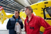 Der Pilot Michael (Robert Lohr, r.) und sein Mechaniker Rudi (Michael Pascher, l.) sind bereit für den nächsten Einsatz.