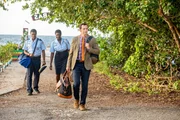 Detective Neville Parker (Ralf Little, r.) reist gemeinsam mit seinen Kollegen Marlon Pryce (Tahj Miles, l.) und Darlene Curtis (Ginny Holder, M.) nach Saint Barnabas, um Naomi Thomas bei den Ermittlungen in einem Mordfall zu unterstützen. Detective Neville Parker (Ralf Little, r.) reist gemeinsam mit seinen Kollegen Marlon Pryce (Tahj Miles, l.) und Darlene Curtis (Ginny Holder, M.) nach Saint Barnabas, um Naomi Thomas bei den Ermittlungen in einem Mordfall zu unterstützen.