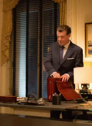 Hilft er Sherlock und Joan ganz ohne Hintergedanken oder hat Morland (John Noble) doch noch andere Motive? Hilft er Sherlock und Joan ganz ohne Hintergedanken oder hat Morland (John Noble) doch noch andere Motive?