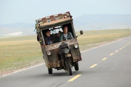 Johnny Knoxville (Connor Watts), Jackie Chan (Bennie Chan).