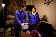 Dr. Weissenböck (Florian Odendahl, l.) und Toni Bischoff (Amanda da Gloria, r.) am Fundort der Leiche.