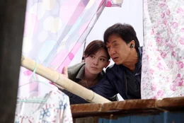 Bennie Chan (Jackie Chan, r.)