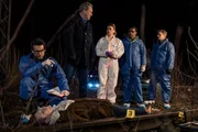 Am Tatort: Dr. Weissenböck (Florian Odendahl, l.), Arthur Bauer (Gerd Silberbauer, 2.v.l.), Billie Curio (Sina Reiß, M.), Franz Ainfachnur (Christofer v. Beau, 2.v.r.) und Dominik Morgenstern (Joscha Kiefer, r.) ermitteln. Am Tatort: Dr. Weissenböck (Florian Odendahl, l.), Arthur Bauer (Gerd Silberbauer, 2.v.l.), Billie Curio (Sina Reiß, M.), Franz Ainfachnur (Christofer v. Beau, 2.v.r.) und Dominik Morgenstern (Joscha Kiefer, r.) ermitteln.