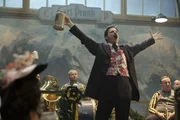 Curt Prank (Mi&scaron;el Matičević) feiert sich selbst vor der Blaskapelle in seiner Bierburg auf dem M&uuml;nchner Oktoberfest.