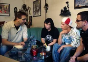 Kassensturz bei Christina, Bernd und Sohn Jerome. Trödelexperte Dete (li.) wird der Familie gleich präsentieren, wieviel Geld zusammengekommen ist. Kassensturz bei Christina, Bernd und Sohn Jerome. Trödelexperte Dete (li.) wird der Familie gleich präsentieren, wieviel Geld zusammengekommen ist.