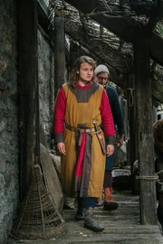 Eberhard von M&uuml;nzenberg (Paul Lux) mit G&uuml;rtel und Waffe als Zeichen f&uuml;r seine Ausbildung zum Ritter.