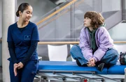 Sofia (Olivia Papoli-Barawati, l.) nähert sich langsam der Tochter ihres Patienten, Emilia Wassenberg (Sophie Paasch, r.) an.