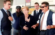 Julia Laubach (Christiane Hörbiger) hat am Flughafen - wo sie versucht, Carlos zu stoppen - mit den Taxifahrern eine Auseinandersetzung.