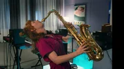 Lena (Sarah Bauerett) zeigt verborgene Talente.