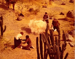 Die als Nonne verkleidete Prostituierte Sara (Shirley MacLaine, l.) wird von drei M&auml;nnern in der W&uuml;ste Mexicos bedr&auml;ngt. Kann sie ihnen entkommen?; Die als Nonne verkleidete Prostituierte Sara (Shirley MacLaine, l.) wird von drei M&auml;nnern in der W&uuml;ste Mexicos bedr&auml;ngt. Kann sie ihnen entkommen?