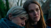 Am Ende steht ein Abschied: Abigail (Fleur Geffrier) und ihre Mutter Joanne (Anne Loiret) betrauern all die Opfer, die in den Wellen des Meeres ihr Leben gelassen haben.